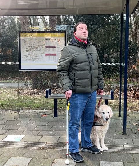 Hulphond kan niet comfortabel reizen in nieuwe Transdev-bussen, klachten over beperkte ruimte