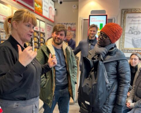 Intensieve cursus Nederlands gekoppeld aan voedseltocht door Amsterdam verbetert taalkennis in 14 dagen