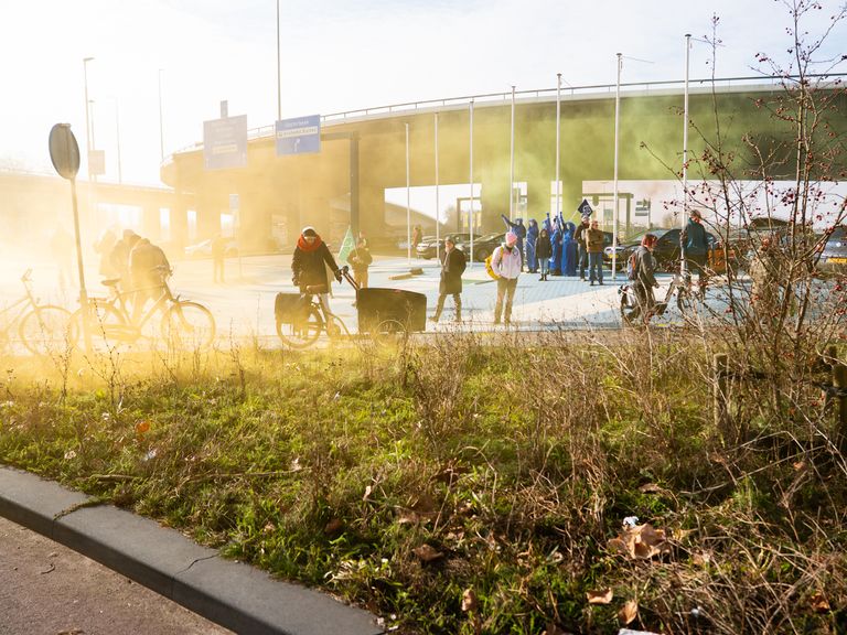 Klimaatdemonstratie in Arnhem verstoord door supporters, zeven aanhoudingen verricht