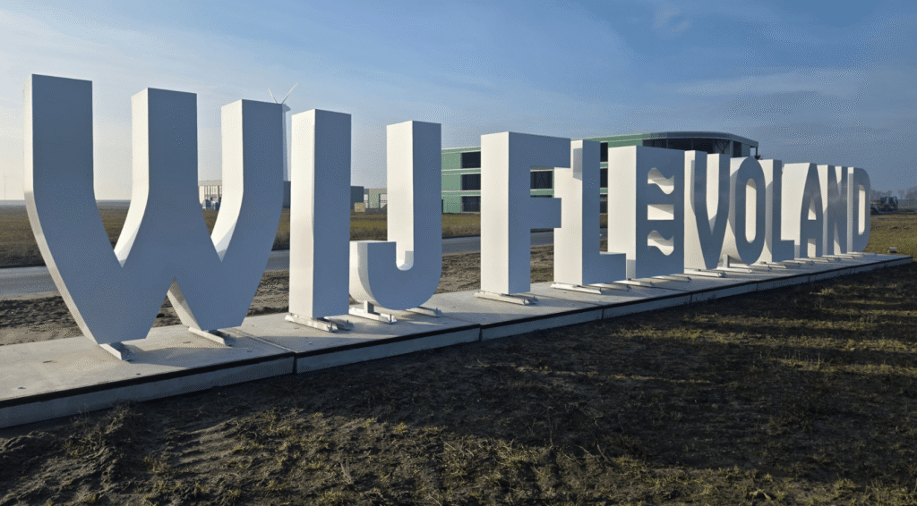 Letters van Flevoland in Urk beklad met anti-asiel graffiti