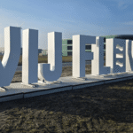 Letters van Flevoland in Urk beklad met anti-asiel graffiti
