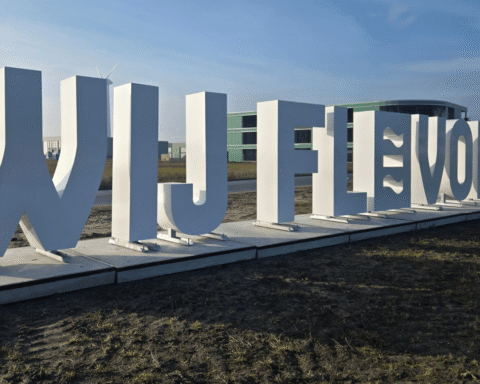 Letters van Flevoland in Urk beklad met anti-asiel graffiti