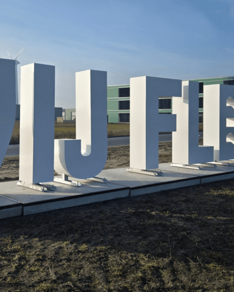 Letters van Flevoland in Urk beklad met anti-asiel graffiti