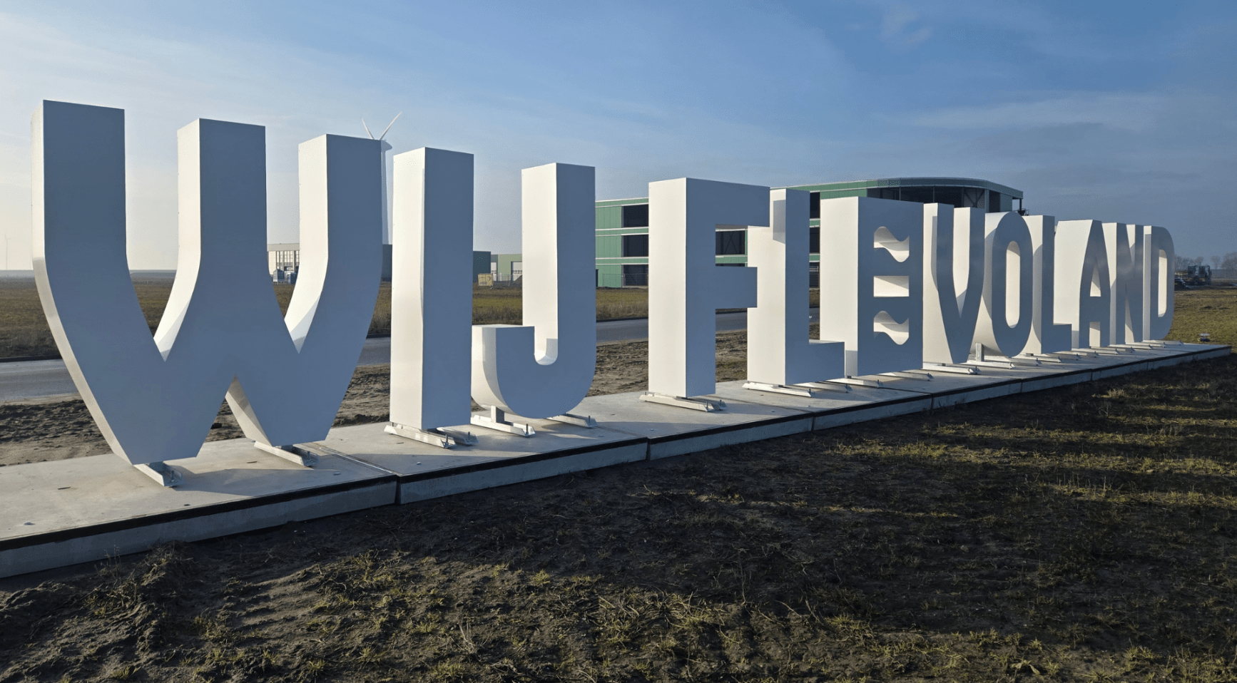 Letters van Flevoland in Urk beklad met anti-asiel graffiti