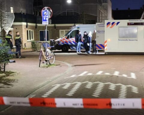 Man (81) dood aangetroffen in Amsterdam-Oost, politie vermoedt misdrijf
