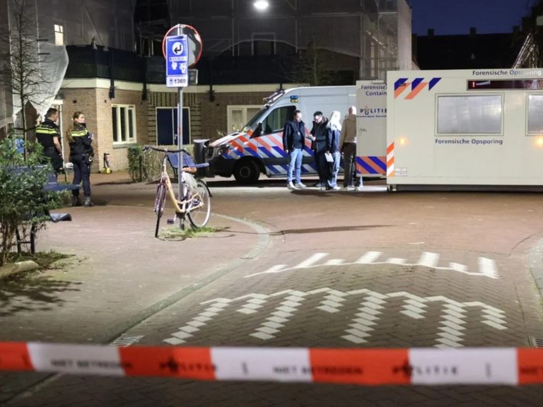 Man (81) dood aangetroffen in Amsterdam-Oost, politie vermoedt misdrijf
