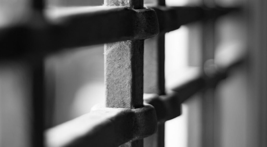 Man krijgt zes jaar gevangenisstraf na fatale zelfschieting tiener in schooltoilet