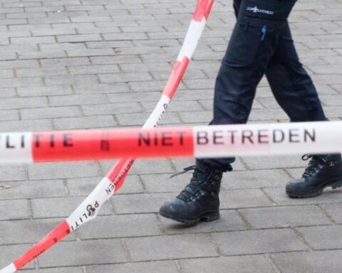 Man van 34 doodgeschoten op straat in Rotterdam; grote onderzoeksteam zoekt 2 verdachten