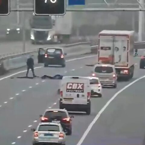 Man verwijdert zeil van A1, Rijkswaterstaat waarschuwt voor levensgevaarlijke situatie