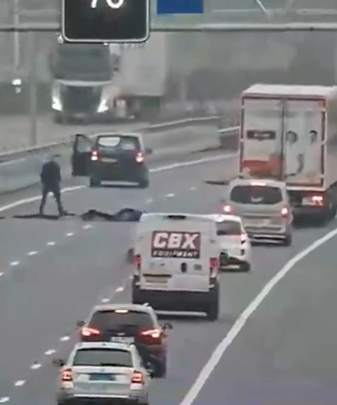 Man verwijdert zeil van A1, Rijkswaterstaat waarschuwt voor levensgevaarlijke situatie