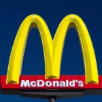 Medewerker neergestoken bij McDonald's in Echt; Verdachte aangehouden op A2