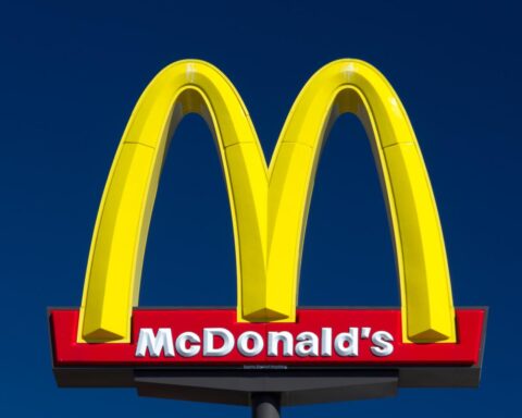 Medewerker neergestoken bij McDonald's in Echt; Verdachte aangehouden op A2