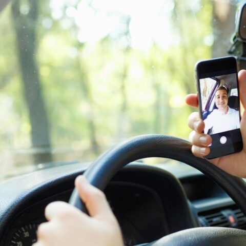 Meer boetes voor telefoongebruik, minder snelheidsboetes na stijging verkeershandhaving in Nederland