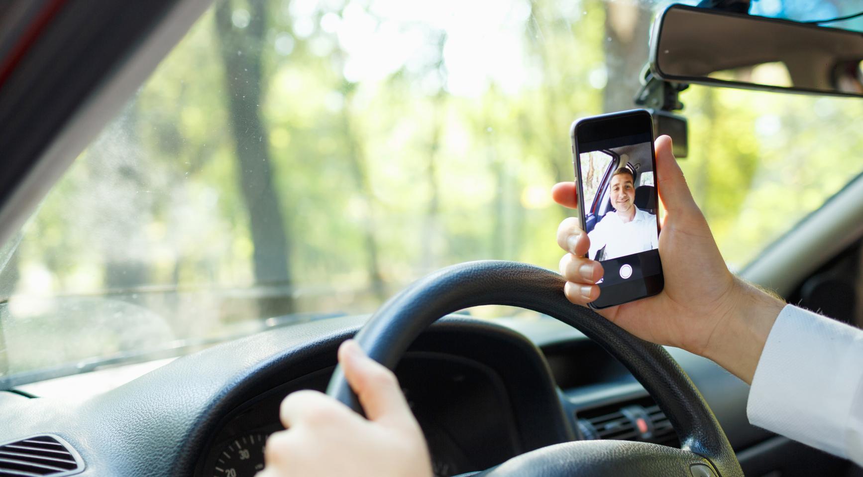Meer boetes voor telefoongebruik, minder snelheidsboetes na stijging verkeershandhaving in Nederland