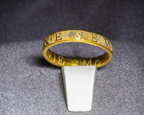 Museum Dokkum verwelkomt zeldzame 16e-eeuwse gouden liefdesring in collectie