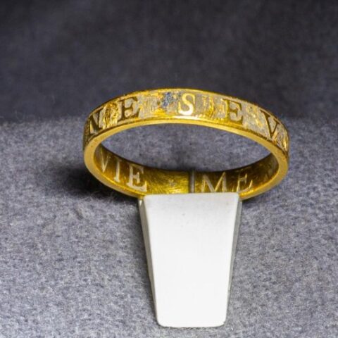 Museum Dokkum verwelkomt zeldzame 16e-eeuwse gouden liefdesring in collectie