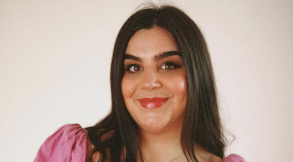 Nadine Froughi's komedie combineert Nederlandse directheid met een buitenstaandersperspectief