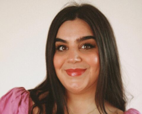 Nadine Froughi's komedie combineert Nederlandse directheid met een buitenstaandersperspectief