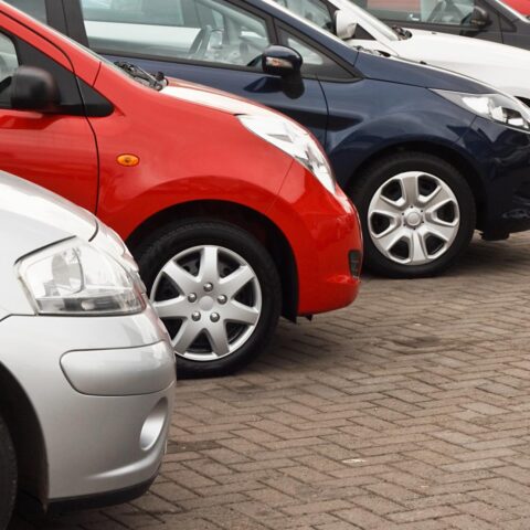 Nederlandse autoverkopen dalen met 13% in januari; registratie elektrische voertuigen daalt met 35%