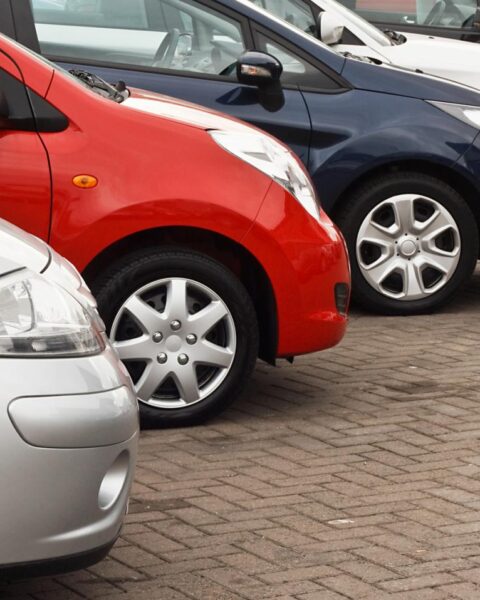 Nederlandse autoverkopen dalen met 13% in januari; registratie elektrische voertuigen daalt met 35%