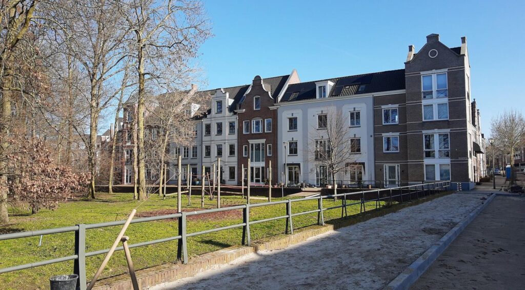 Nederlandse woningmarkt bereikt recordhoogte van 75.000 verkopen in Q4 terwijl overbiedingen afnemen