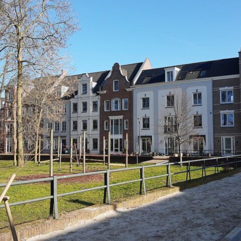 Nederlandse woningmarkt bereikt recordhoogte van 75.000 verkopen in Q4 terwijl overbiedingen afnemen