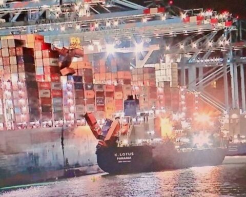 Negen lege containers vallen op schip in Rotterdamse haven tijdens laden