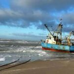 Noord-Hollandse kustgemeenten pleiten voor verplichte verzekering na vastlopen van viskotter IJM22