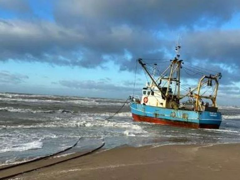 Noord-Hollandse kustgemeenten pleiten voor verplichte verzekering na vastlopen van viskotter IJM22