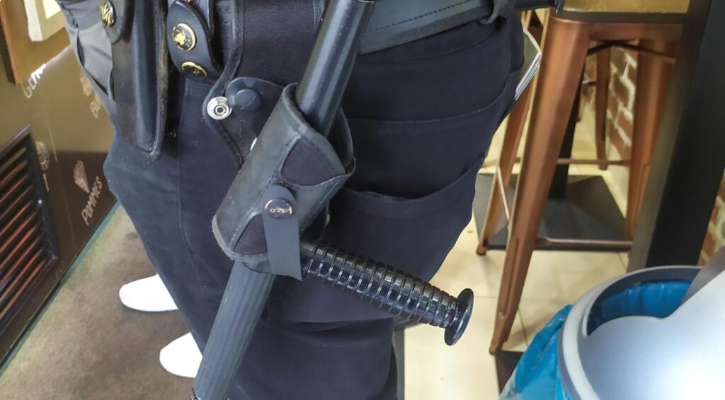 NS тестирует применение дубинок для сотрудников-охранников на своих поездах