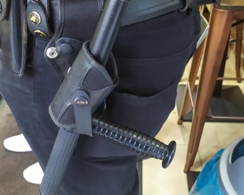 NS тестирует применение дубинок для сотрудников-охранников на своих поездах