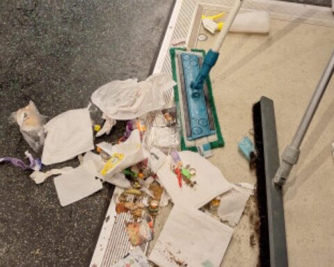 NS-treinen overspoeld met afval na carnavalvieringen