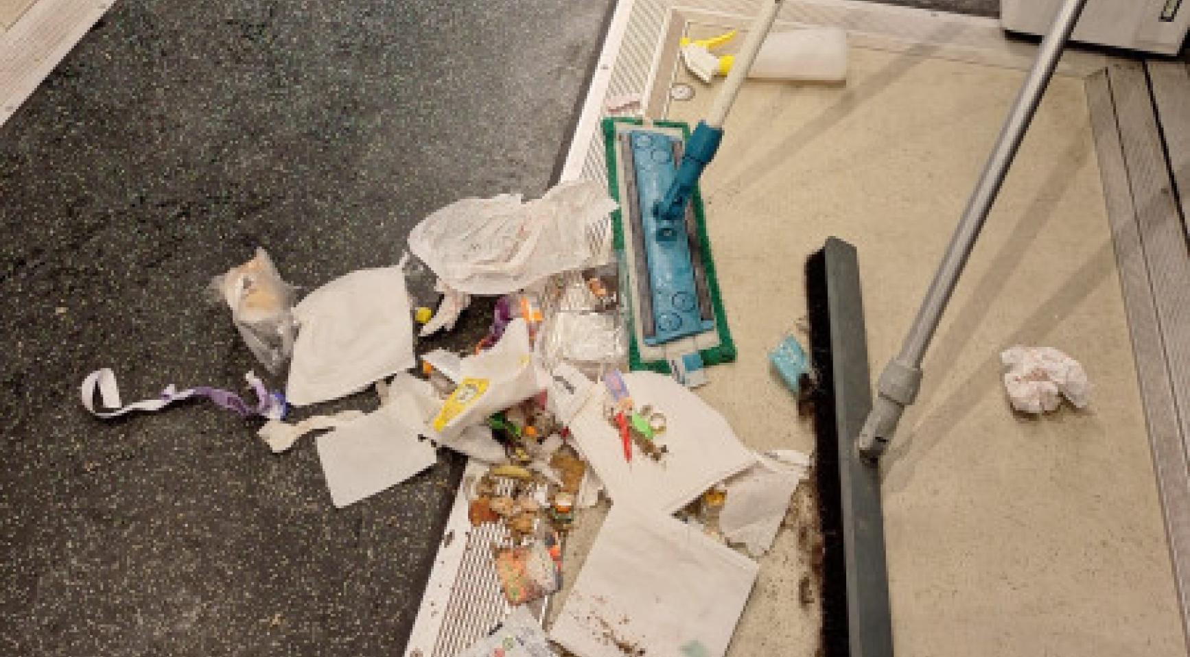 NS-treinen overspoeld met afval na carnavalvieringen