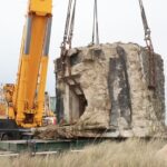 Oude eenpersoonsbunker Soldaat van Oranje op definitieve locatie in Scheveningen geplaatst