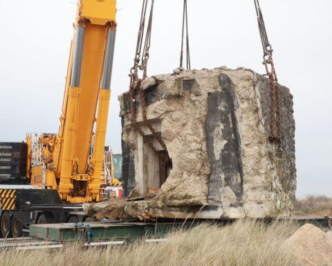 Oude eenpersoonsbunker Soldaat van Oranje op definitieve locatie in Scheveningen geplaatst