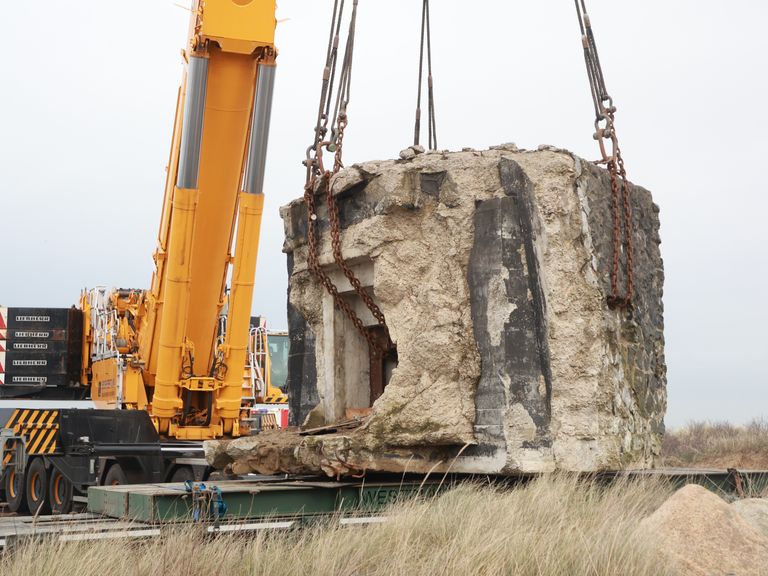 Oude eenpersoonsbunker Soldaat van Oranje op definitieve locatie in Scheveningen geplaatst