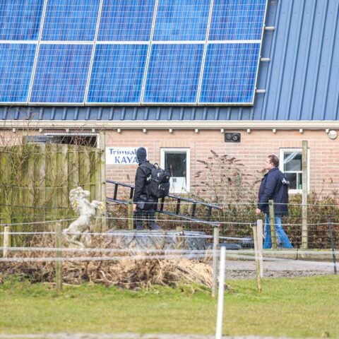 Politie doorzoekt drugslab in Minnertsga en arresteert negen verdachten