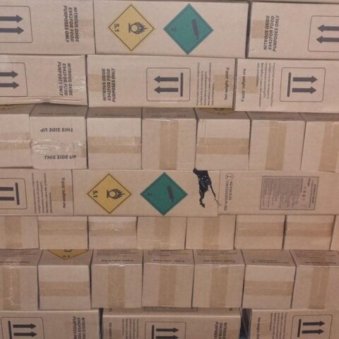 Politie houdt overbeladen busje op A12 aan en ontdekt 300+ flessen lachgas