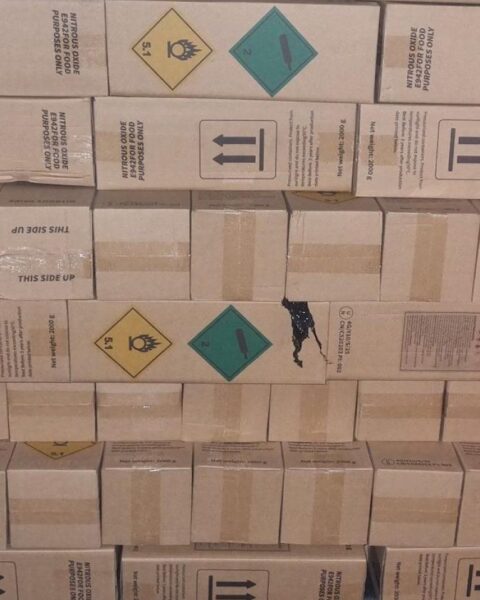 Politie houdt overbeladen busje op A12 aan en ontdekt 300+ flessen lachgas