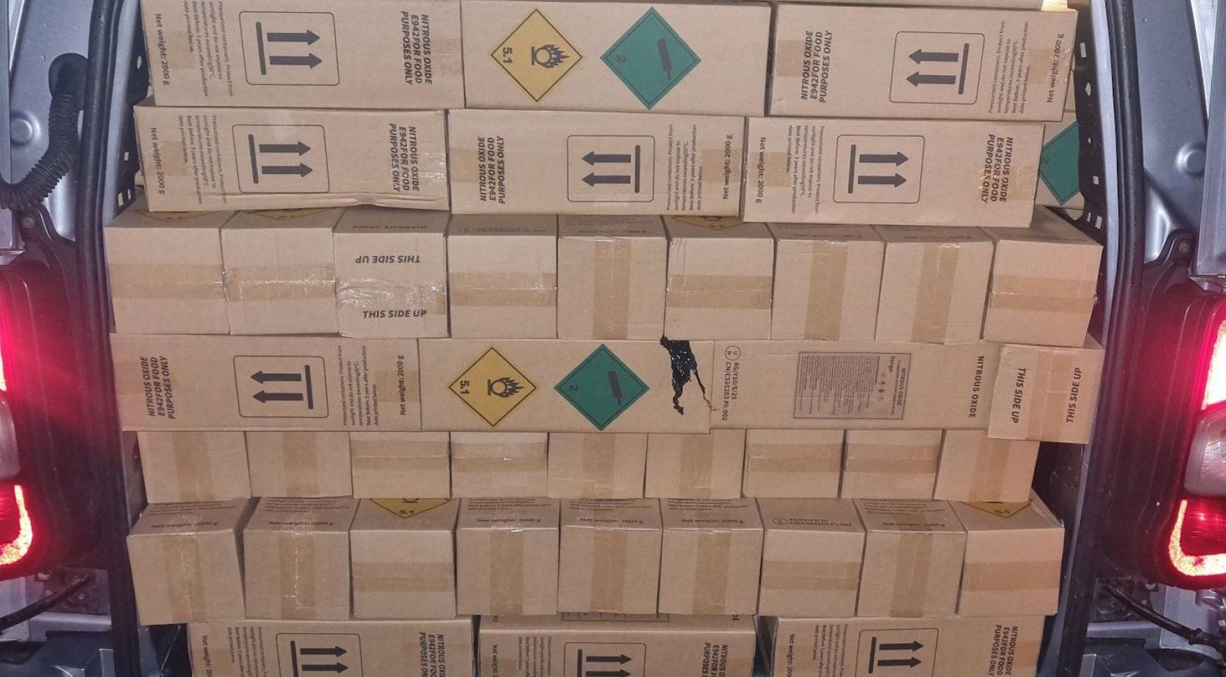 Politie houdt overbeladen busje op A12 aan en ontdekt 300+ flessen lachgas