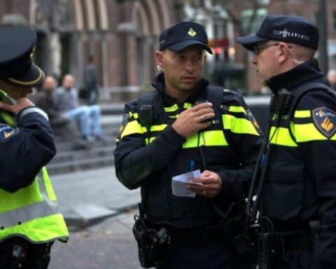 Politie ontruimt protest tegen asielcentrum in Vogelwijk, Den Haag