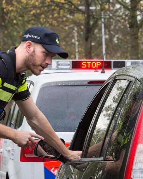 Politie vindt bestuurder met cocaïne op neus en taxi met mensen in kofferbak tijdens carnavalcontroles
