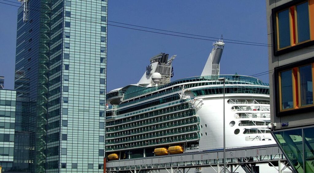 Provincie bekritiseert Amsterdam's cruiseschipverbod van 2035 omgebrek aan overleg