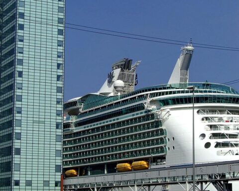 Provincie bekritiseert Amsterdam's cruiseschipverbod van 2035 omgebrek aan overleg