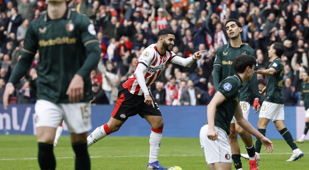 PSV verslaat Feyenoord met 3-0 en verstevigt greep op Eredivisie-titel