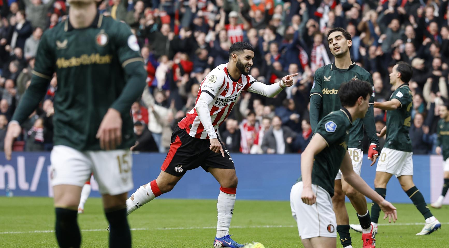 PSV verslaat Feyenoord met 3-0 en verstevigt greep op Eredivisie-titel