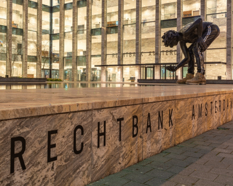 Rechter oordeelt: Stadgenoot moet huurder verhuisvergoeding van € 7.500 betalen ondanks huurschuld