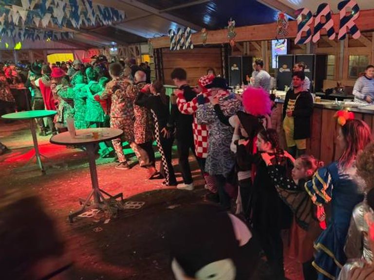 Recordpoging voor de langste polonaise in Veldhoven met 1315 deelnemers