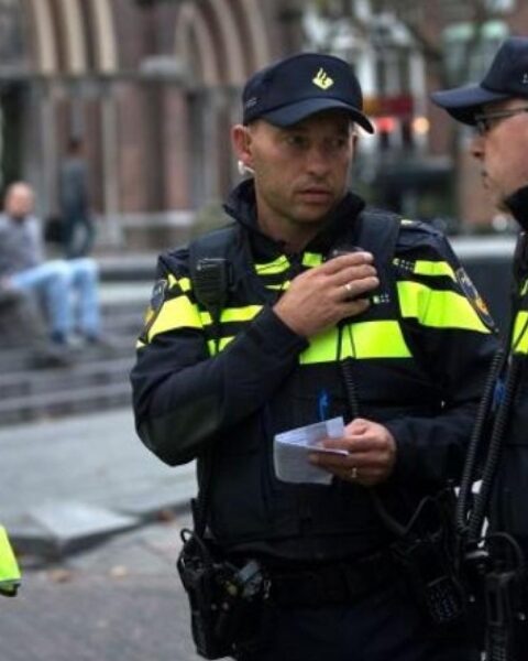 Resident ernstig gewond bij woninginbraak in Groningen; gewapende arrestaties door politie