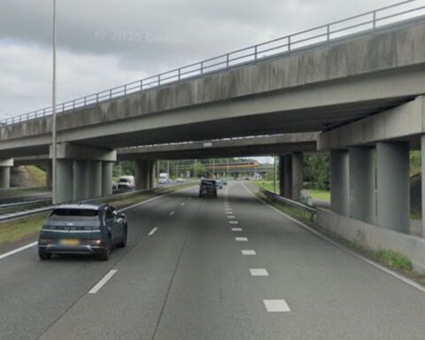 Roest veroorzaakt betonfragmenten die van viaduct over A28 vallen